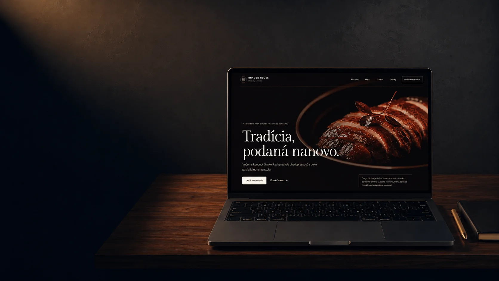 Notebook s webovou stránkou Dragon House na drevenom pracovnom stole